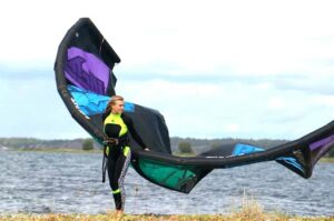 Kitesurfare med sin kite på land